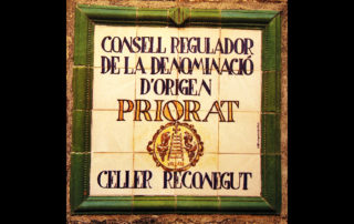 Placa de rajoles indicativa d'un celler reconegut per la DO Priorat