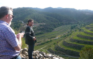 Visita del director de vins de José Andres' ThinkFoodGroup Andrew Myers (esquerra) a una finca del celler Cal Pla de Porrera amb Joan Sangenís